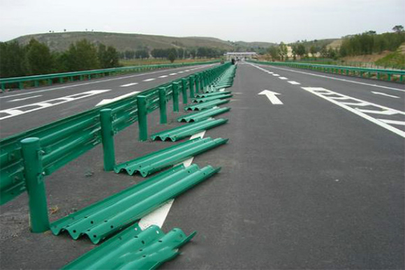 黑龙江波形护栏的维护与管理确保道路安全的关键步骤